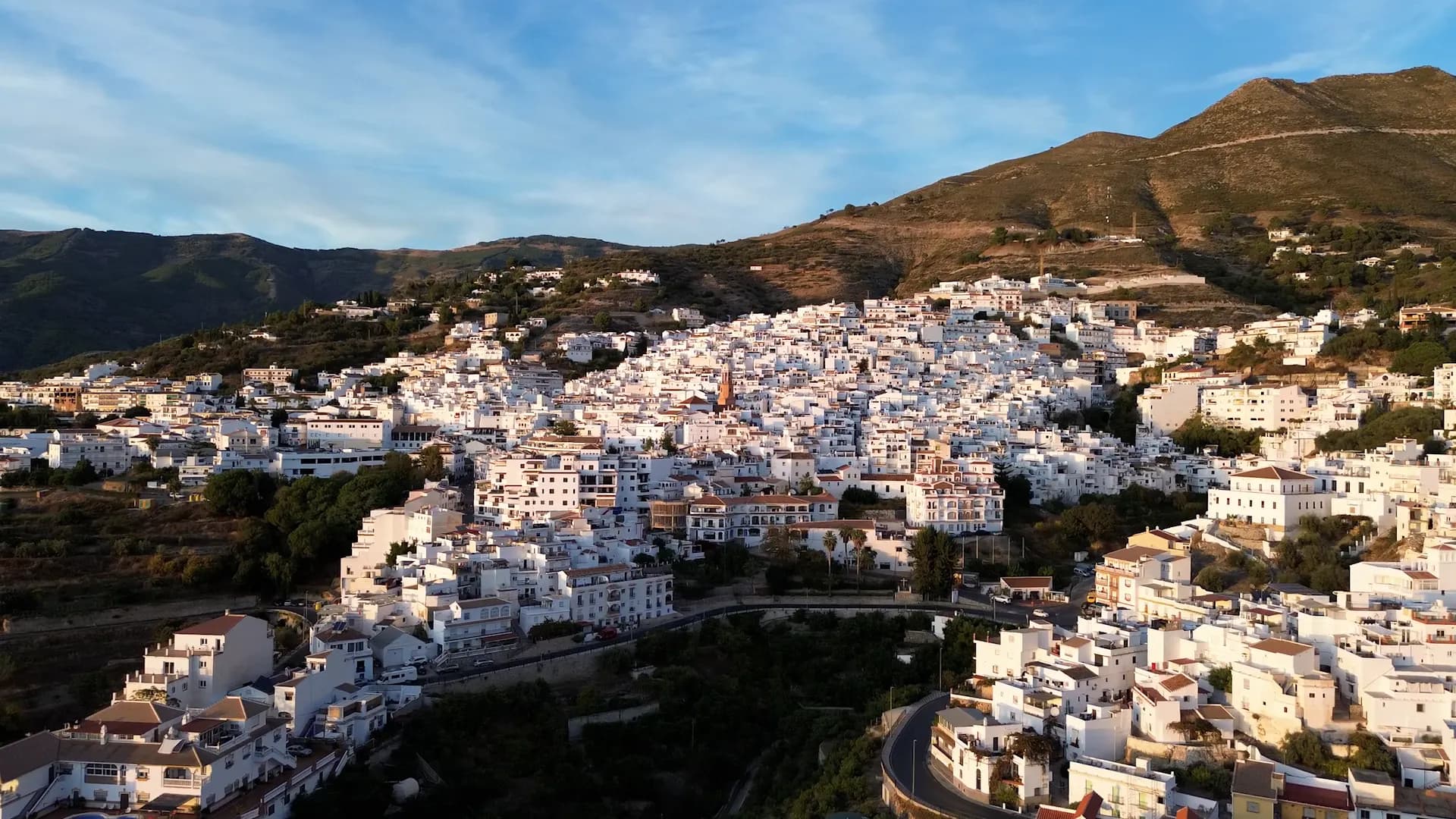 Vue du village blanc de Cómpeta avec les montagnes de l'Axarquía en arrière-plan