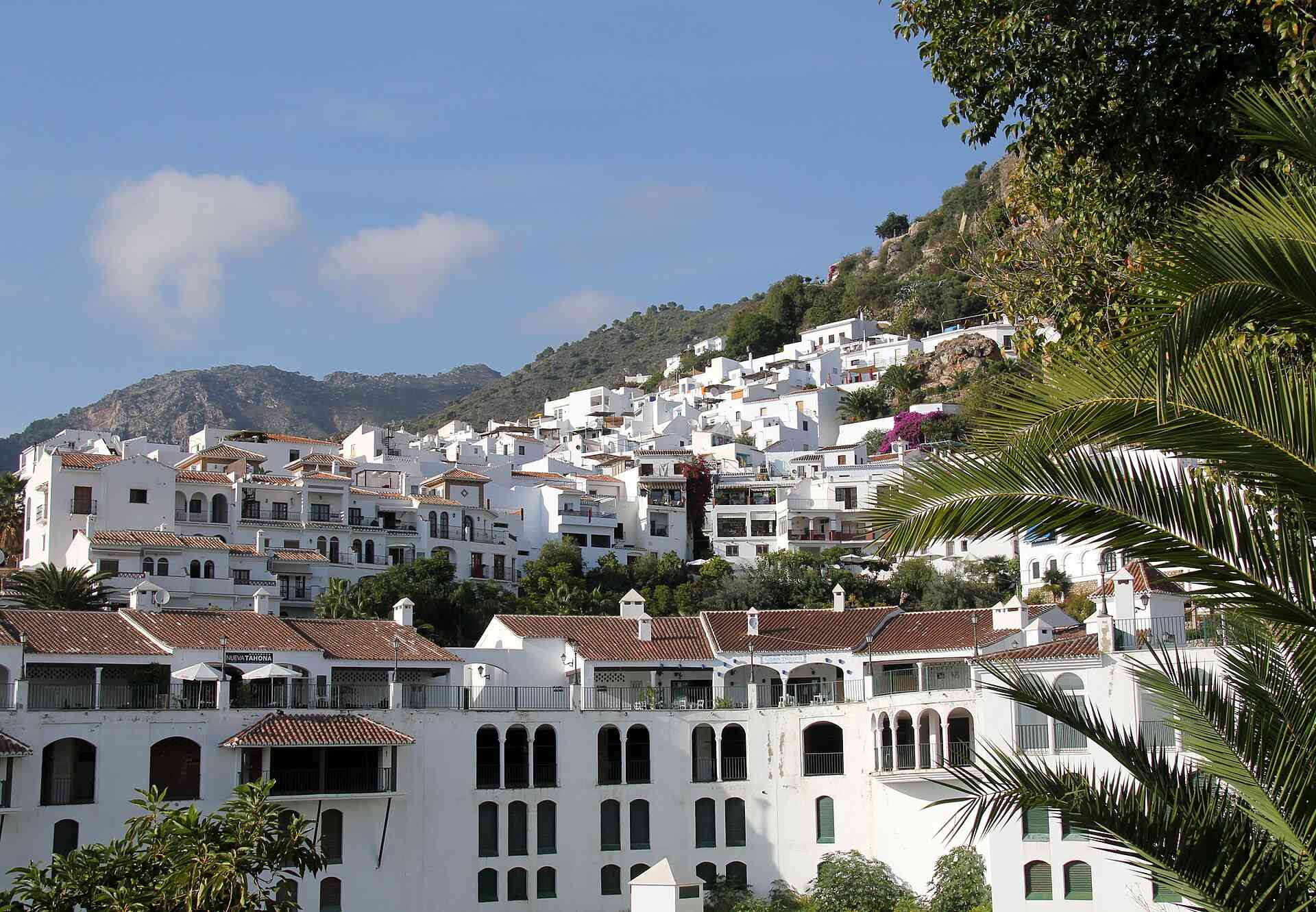 Couple examinant les documents pour acheter une maison en Espagne